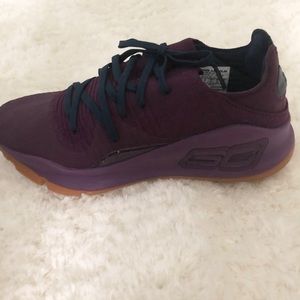 BRAND NEW! UA Curry 4 Low size 8